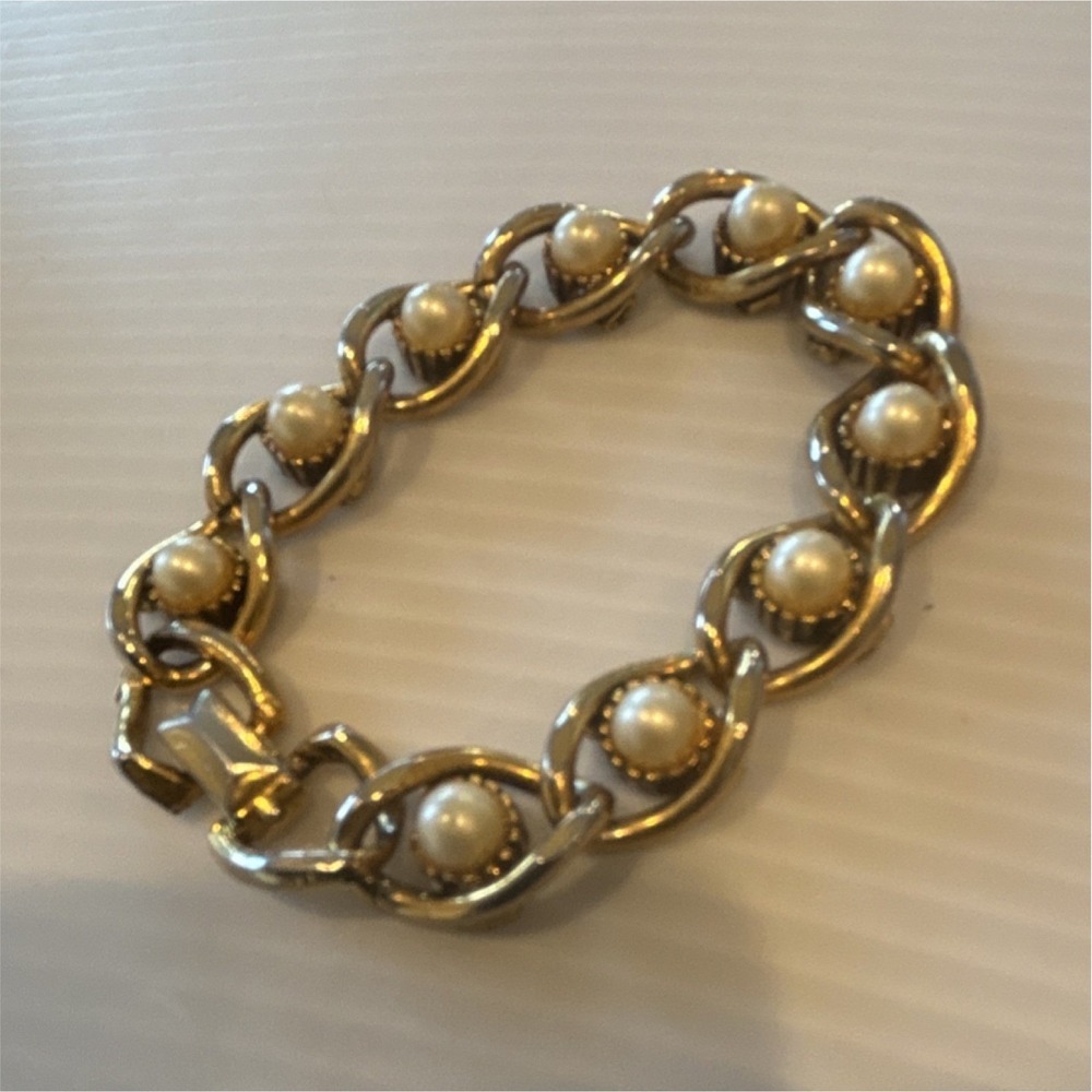 Gold Tone Vintage Chain Bracelet with Round Imitation Pearls, 6 Inch